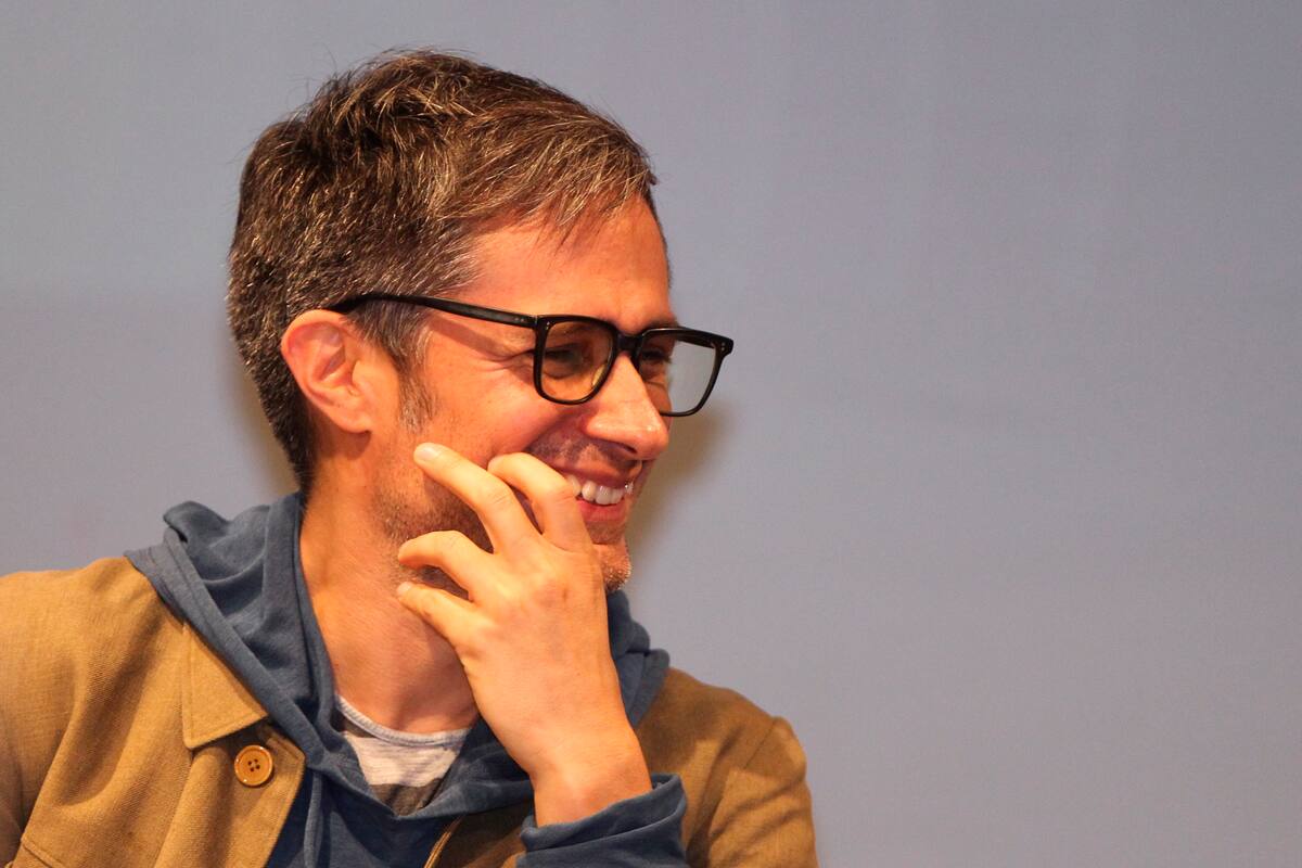 Critican a Gael García por apoyar a López-Gatell