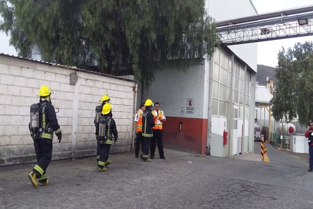 Más de doscientas personas tuvieron que ser desalojadas de un partido de béisbol por fuga de gas amoniaco de refresquería en Culiacán