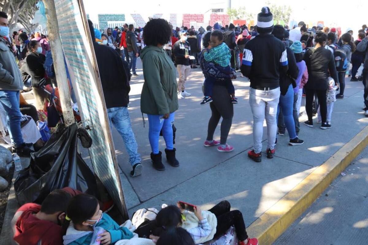 Abarrotan migrantes garita El Chaparral