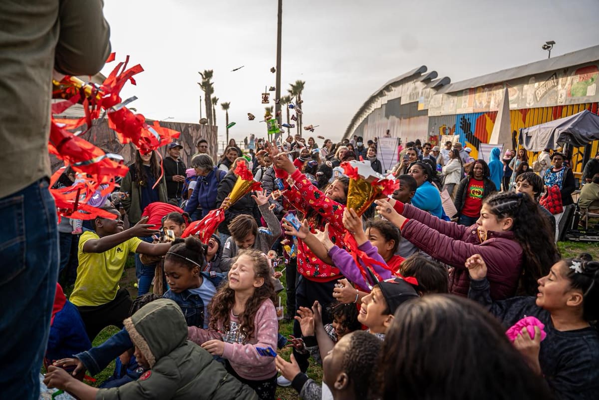 Activistas colocan en el centro a personas repatriadas y advierten un endurecimiento del trato hacia la comunidad migrante en la frontera. Foto: Border Zoom