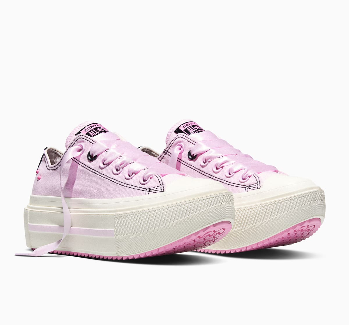 Líneas limpias con contraste bicolor, acentos metálicos y materiales que elevan la experiencia. Foto: Cortesía