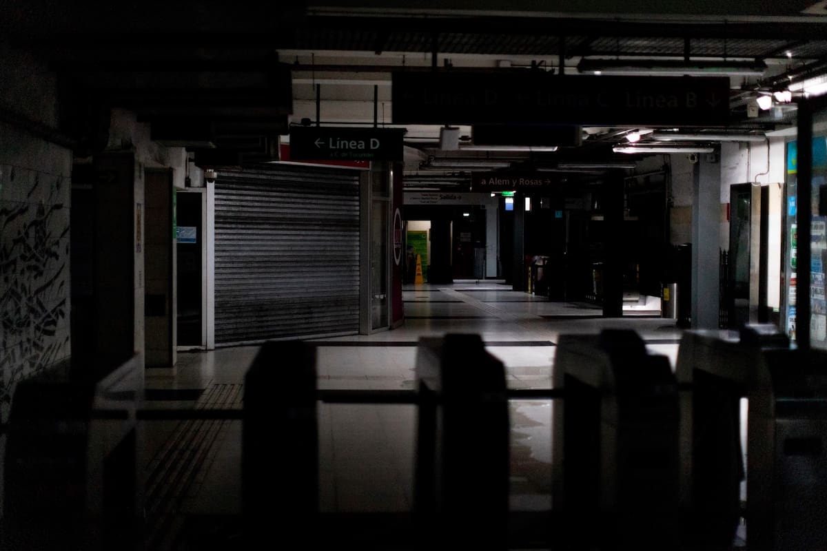 Los pasillos del metro de Buenos Aires están iluminados sólo por luces de emergencia durante un apagón el domingo 16 de junio de 2019. (AP Foto/Tomas F. Cuesta)