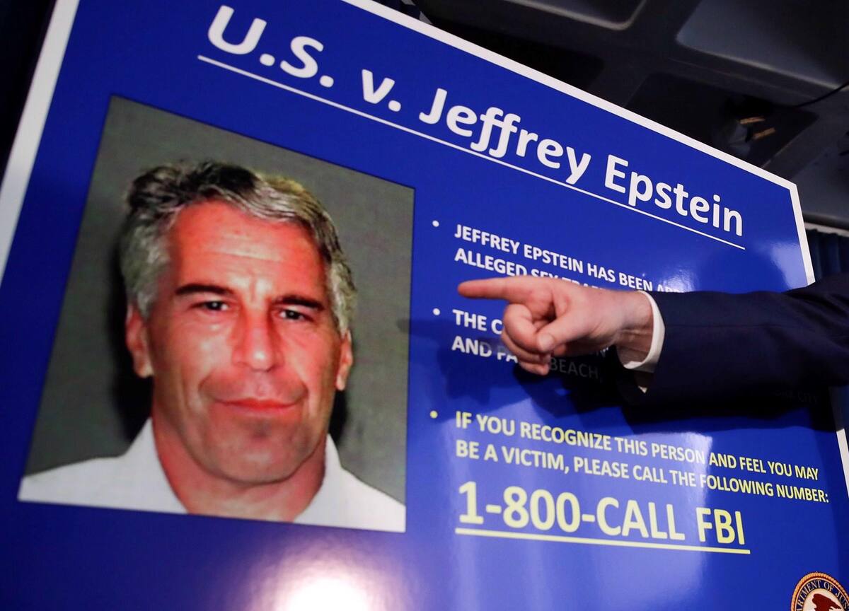 Vista de la ficha criminal del financiero estadounidense Jeffrey Epstein, en una fotografía de archivo. EFE/Jason Szenes