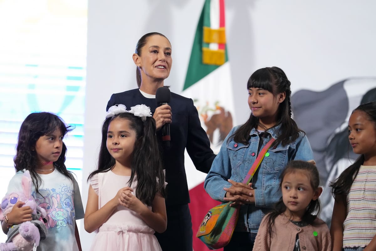 Claudia Sheinbaum celebra a los niños en la Mañanera. | Crédito: Presidencia