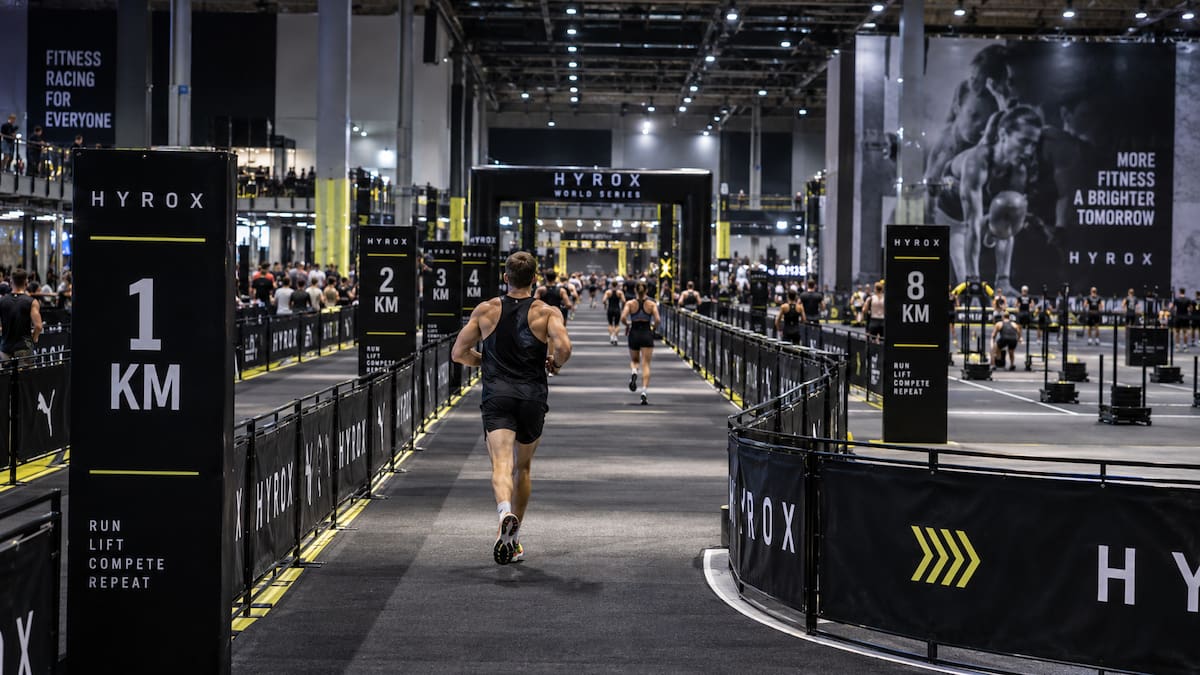 Los participantes de HYROX deben completar ocho kilómetros de carrera, divididos en ocho segmentos de aproximadamente un kilómetro. (Foto: Imagen generada con IA)