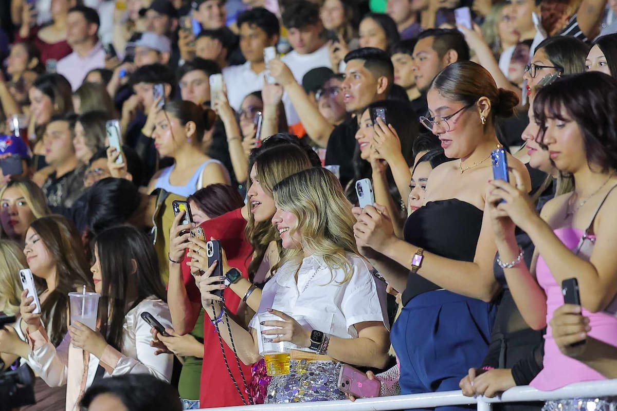 El público graba con sus celulares momentos del concierto de Junior H en la Expo. | Eleazar Escobar.