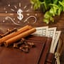 Canela y clavo en la cartera: el significado detrás del ritual que millones siguen haciendo