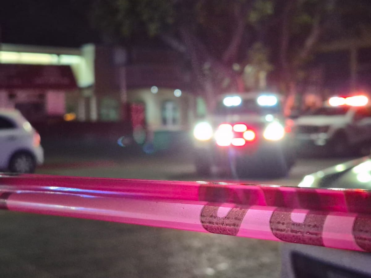 Bomberos de Tijuana controlan la situación mientras monitorean la concentración de gas en ductos subterráneos. Foto: Michelle Castillo