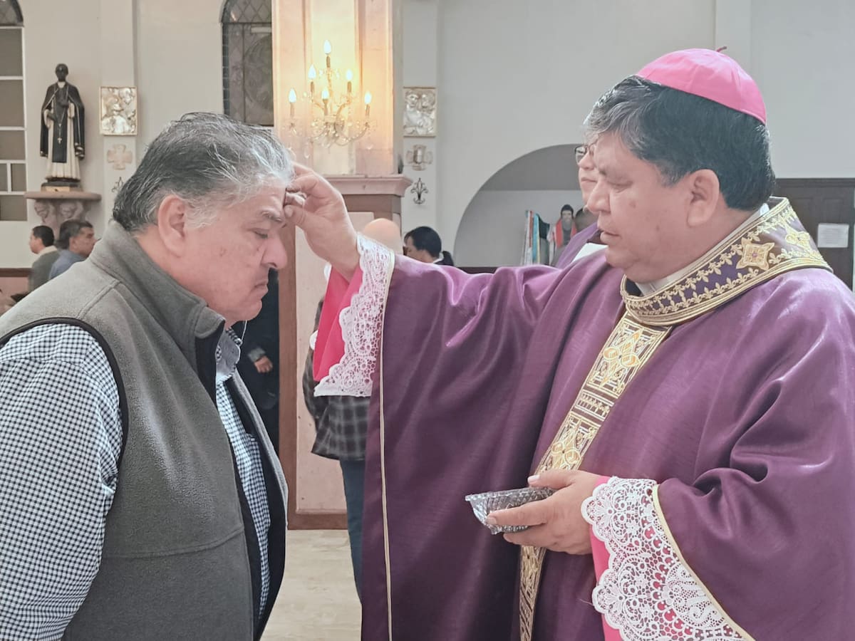 La ceremonia fue encabezada por el obispo de Mexicali, Monseñor Enrique Sánchez Martínez, quien presidió la misa con la que oficialmente se dio apertura al periodo litúrgico de la Cuaresma, invitando a los presentes a vivir este tiempo con fe y compromiso espiritual l Foto: Cortesía