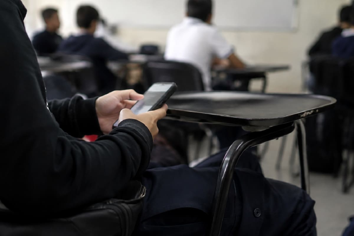 Regular celulares en escuelas mejoraría aprendizaje y convivencia, afirma especialista de CETYS tras propuesta de Sheinbaum