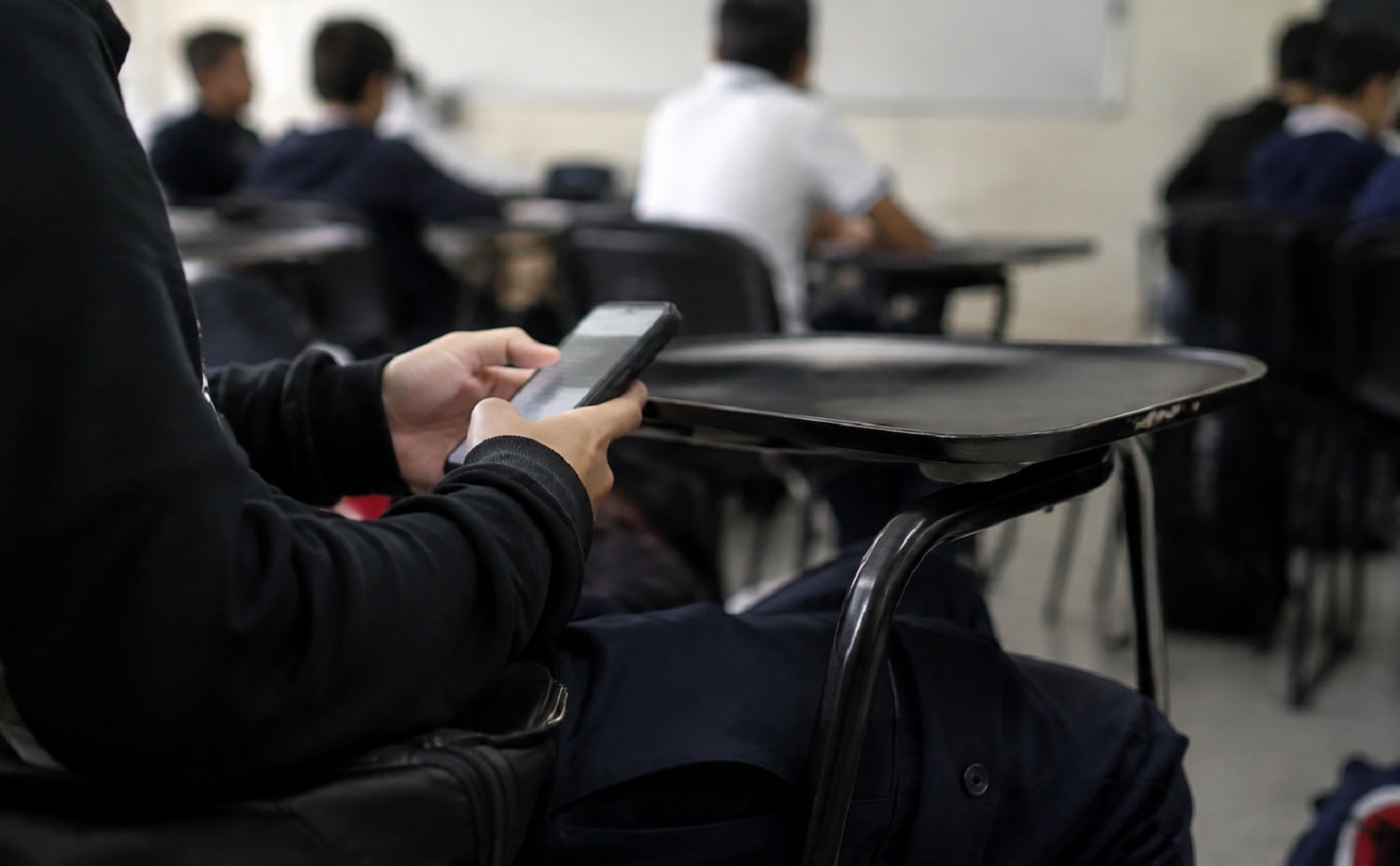 El uso excesivo de teléfonos móviles y redes sociales afecta la atención, el lenguaje y las habilidades matemáticas de niñas, niños y adolescentes, por lo que especialistas respaldan una regulación gradual en las escuelas de educación básica. Foto: Generada con IA