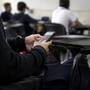 Regular celulares en escuelas mejoraría aprendizaje y convivencia, afirma especialista de CETYS tras propuesta de Sheinbaum