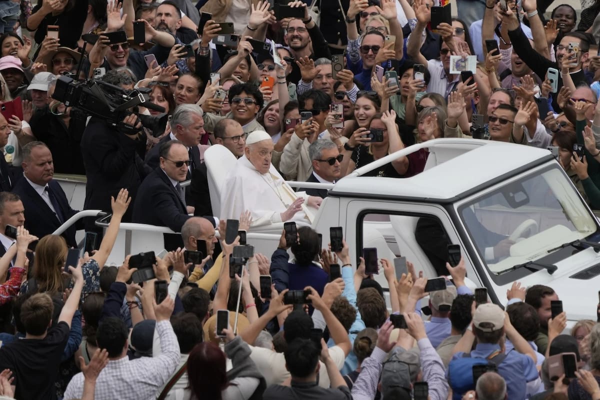 Periodista confunde el Papamóvil con el Batimóvil en plena transmisión sobre la muerte del Papa Francisco