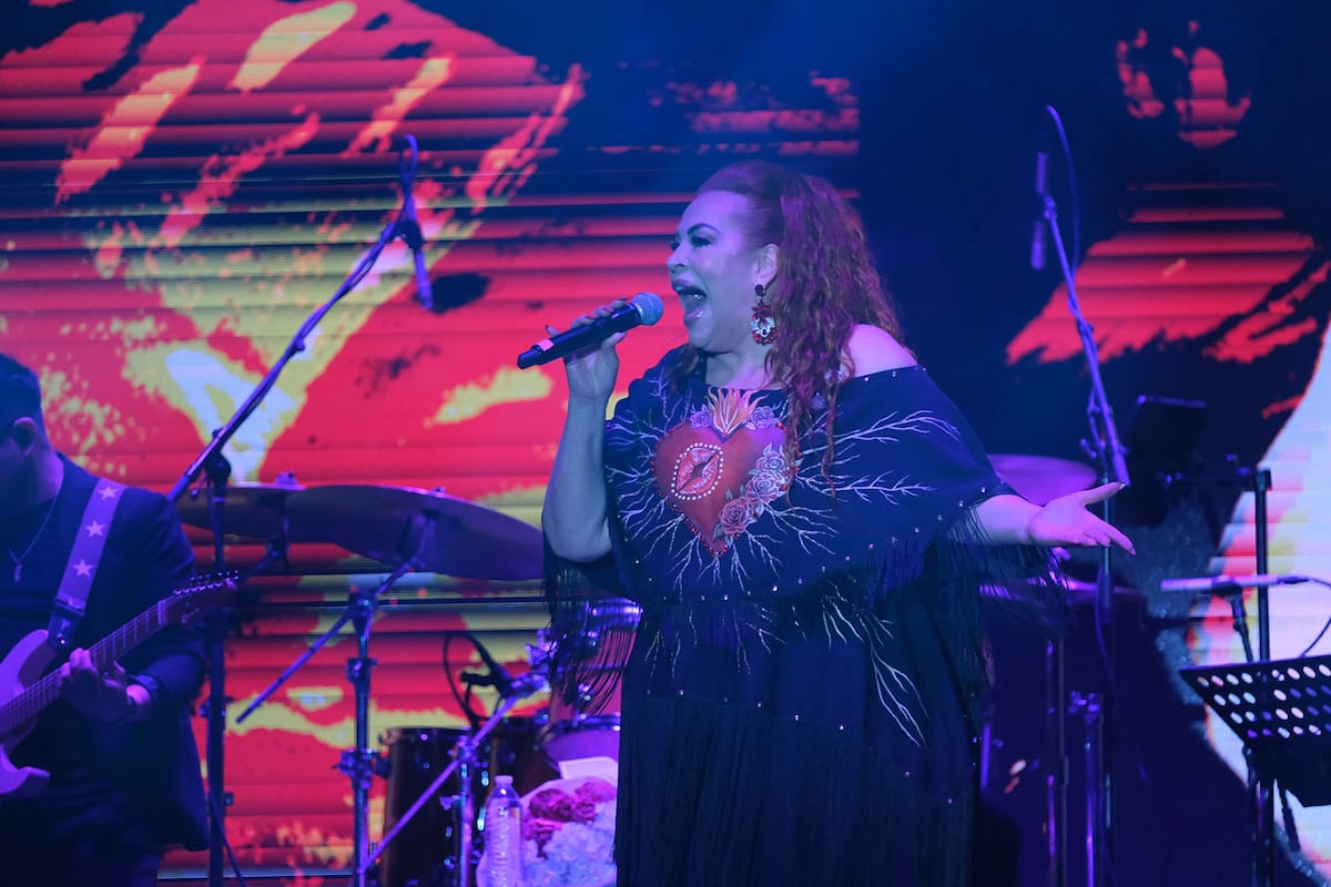 María del Sol enérgica dedicó un popurrí con las canciones “Siento celos”, “Contigo y con el mundo”, "Creo en mi” y “Un nuevo amor”.