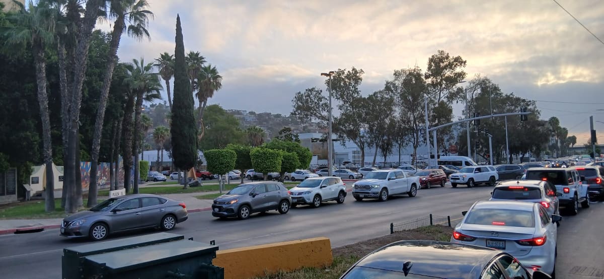 Largas filas para cruzar a Estados Unidos provocaron congestionamiento en vialidades de Zona Río. Foto: Sergio Ortiz