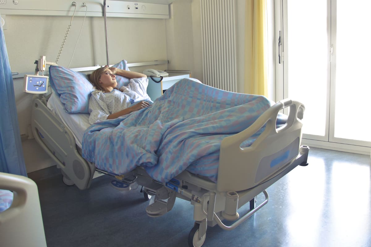 Mujer quedó ciega por cáncer infantil y ahora recibe un triple trasplante de corazón, hígado y riñón