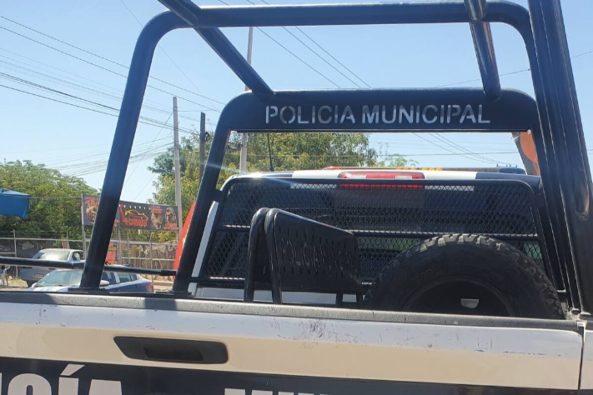 Cajera reporta a hombre sacando mercancía sin pagar y lo entregan a autoridades