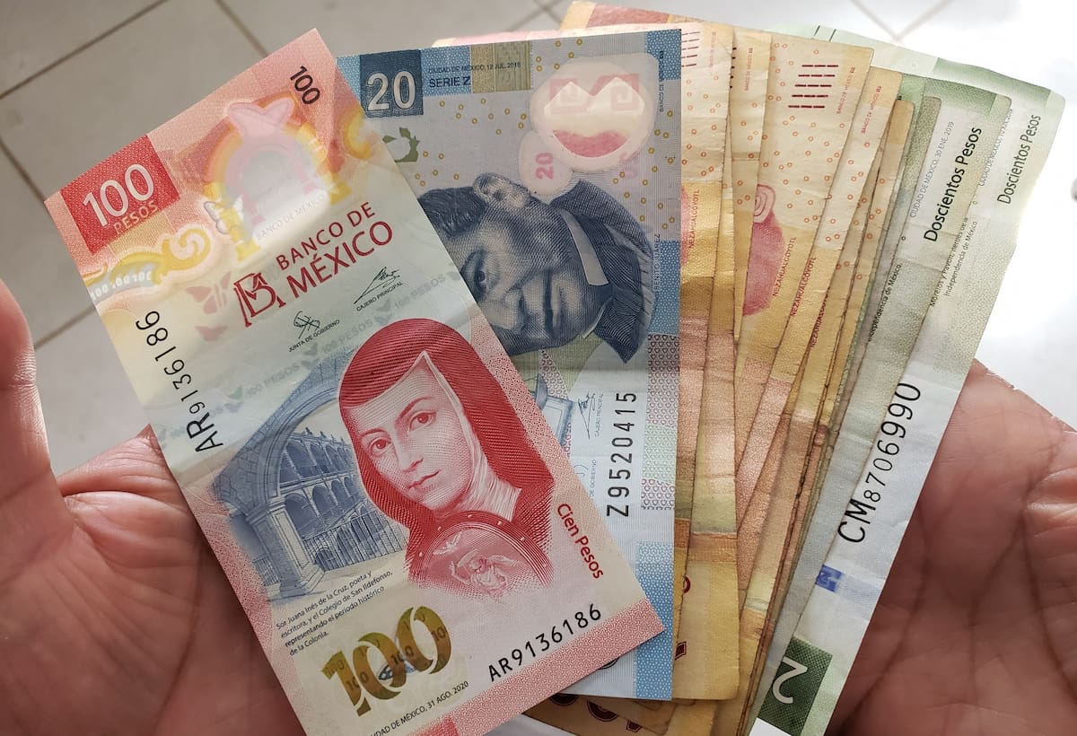 La beca para educación Básica y Media Superior, son 920 pesos mensuales; para Educación Superior son 2,800 mensuales.