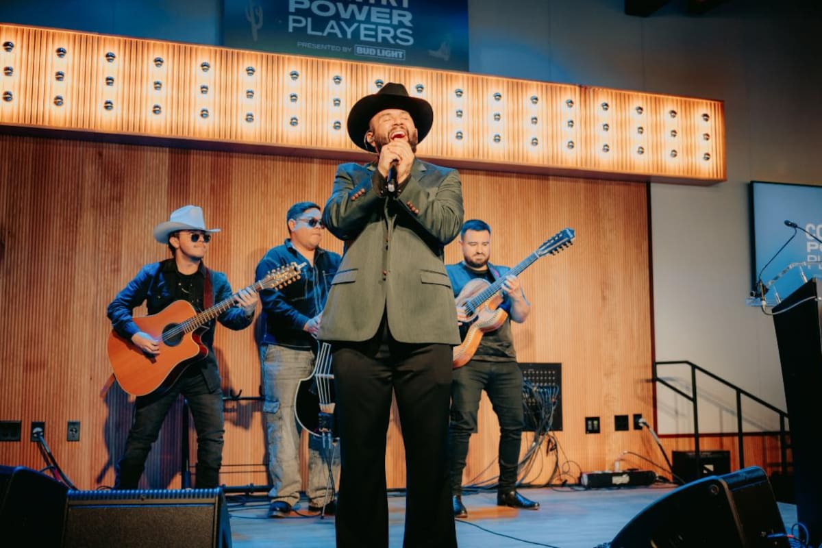 Carín León hace historia en Nashville: fue el primer latino en cantar en el estadio del CMA Fest