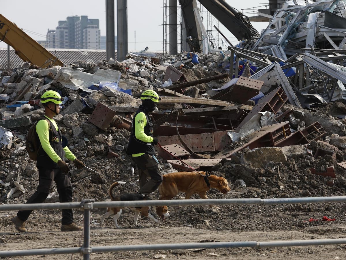 "Llevamos más gente al cementerio que al hospital": rescatistas en Birmania.