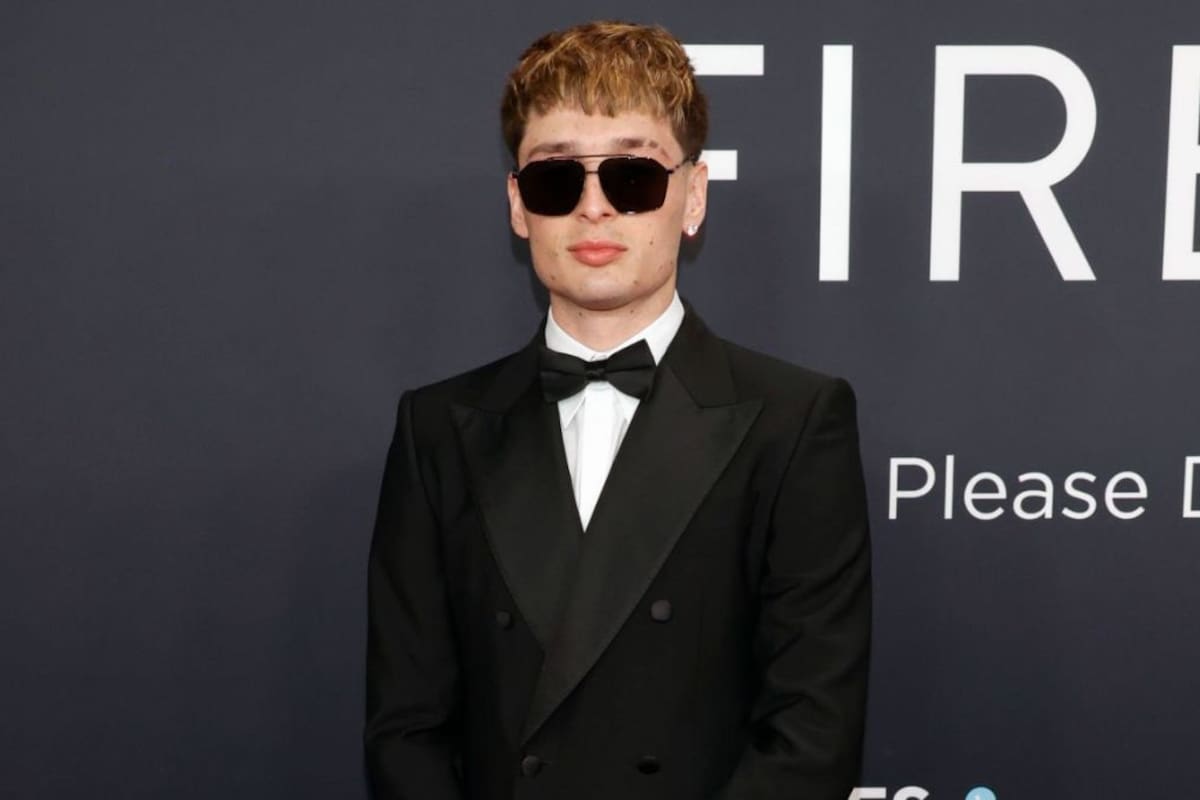 Peso Pluma sorprende con nuevo look en los Grammy 2025
