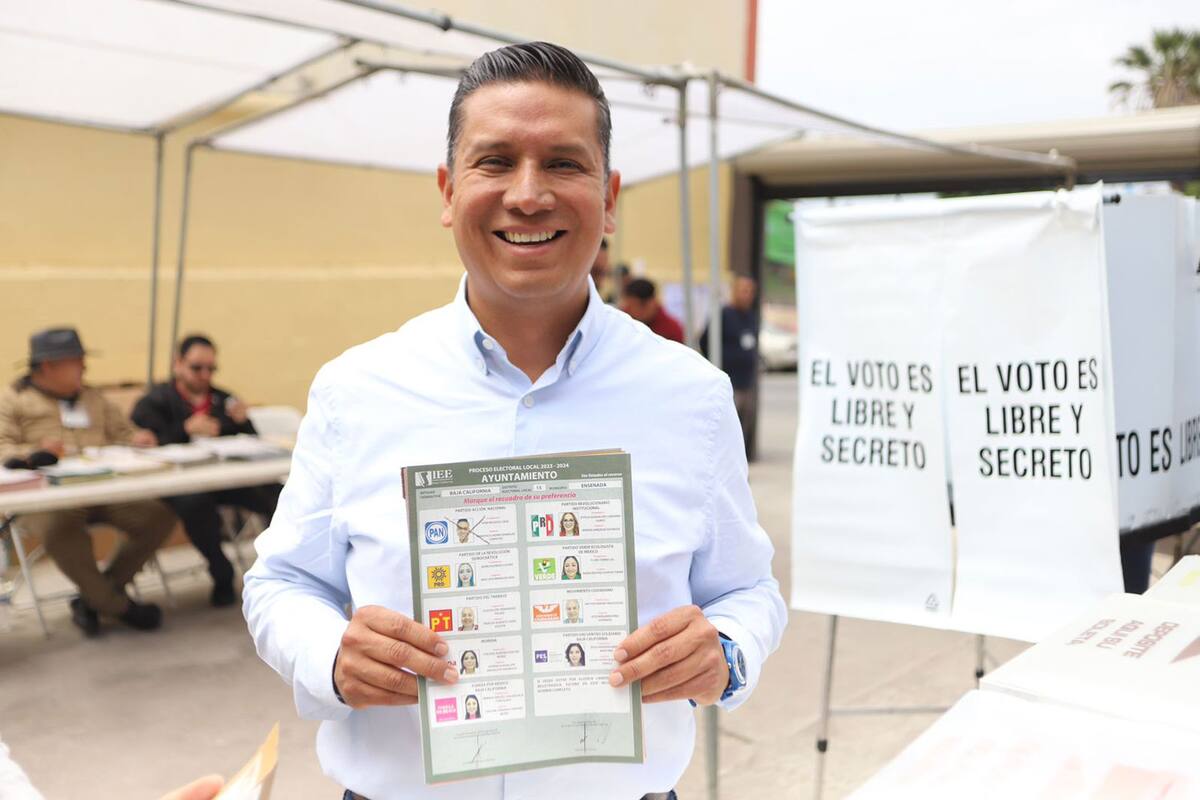 Emite su voto candidato del PAN a la alcaldía de Ensenada