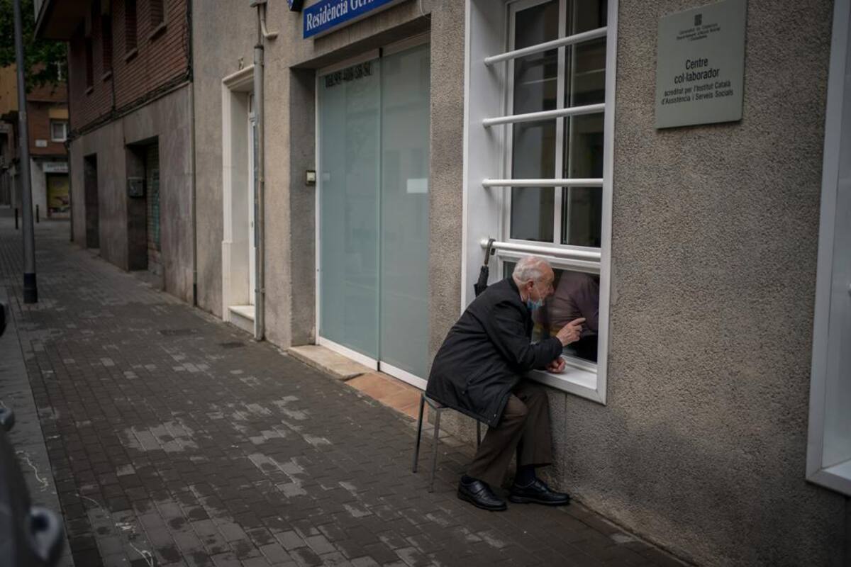 Pareja de ancianos en España se mantiene unida pese a Covid; él la visita por la ventana