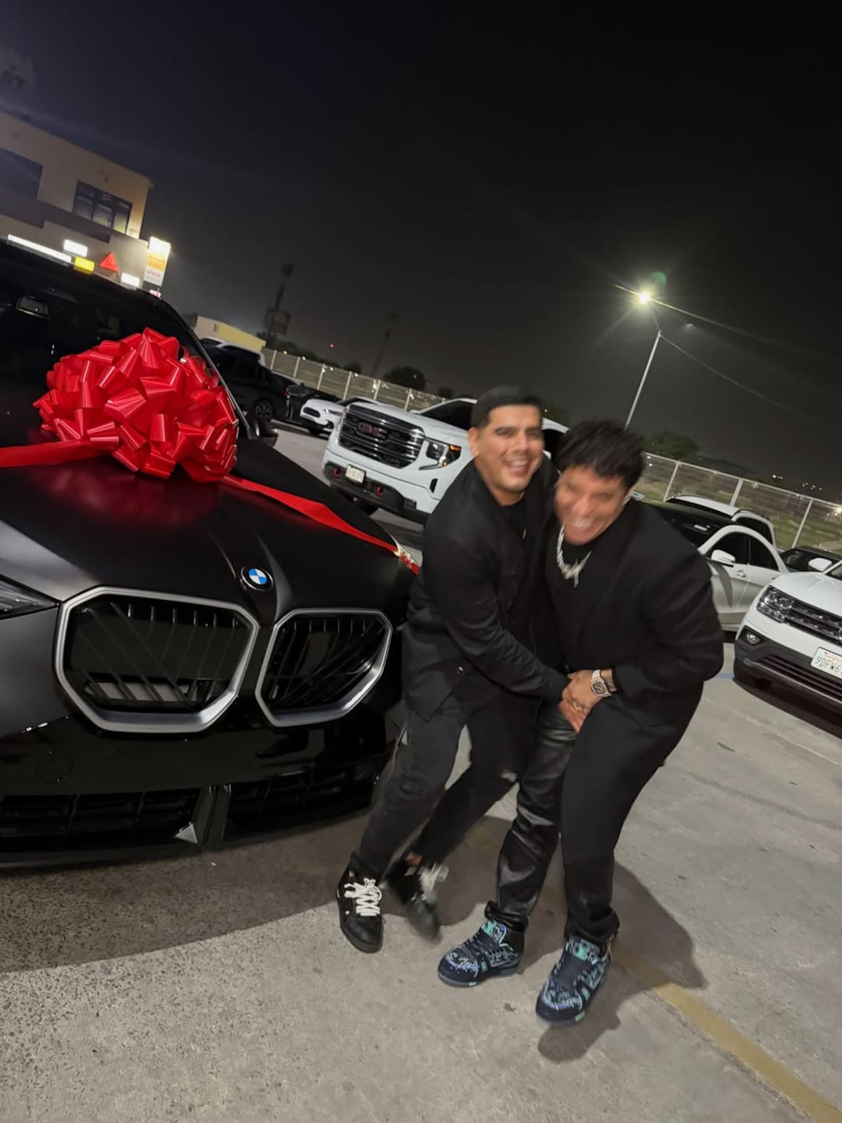 El cantante de Grupo Firme saca la billetera y como es tradición regaló un automóvil. Foto: Cortesía