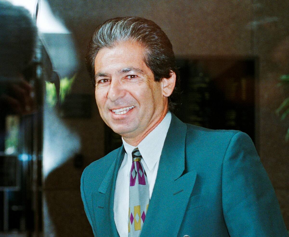 En esta foto del 3 de mayo de 1996, Robert Kardashian llega a la oficina de Daniel M. Petre en Los Angeles para dar su declaración jurada en un caso civil contra O.J. Simpson presentado por las familias de las víctimas de asesinato Ronald Goldman y Nicole Brown Simpson. Kardashian murió de cáncer de esófago en el 2003 a los 59 años. (AP Foto/Nick Ut, Archivo)