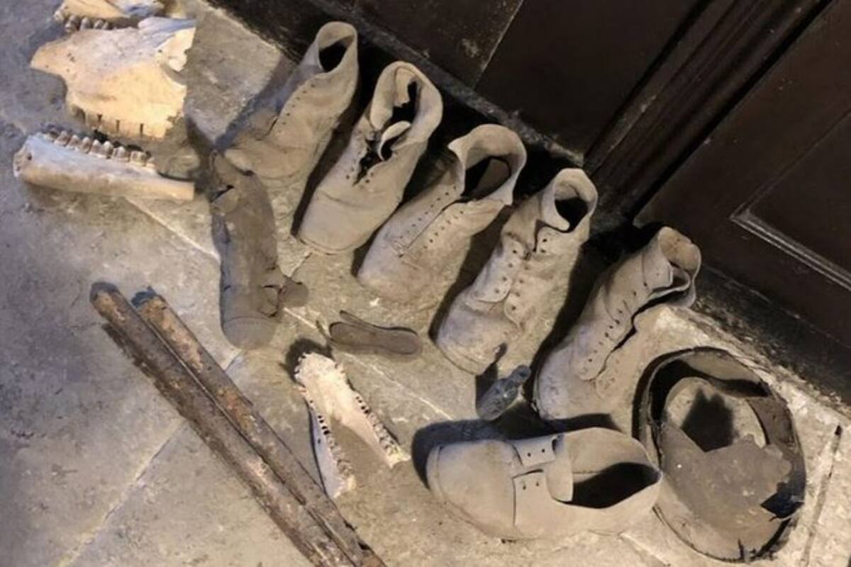 Pareja encuentra un escondite lleno de zapatos en su casa