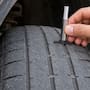 Los expertos en seguridad vial coinciden: Cuando la banda de rodadura baja a 1.6 milímetros, la llanta ya debe cambiarse aunque todavía conserve aire y no tenga una ponchadura