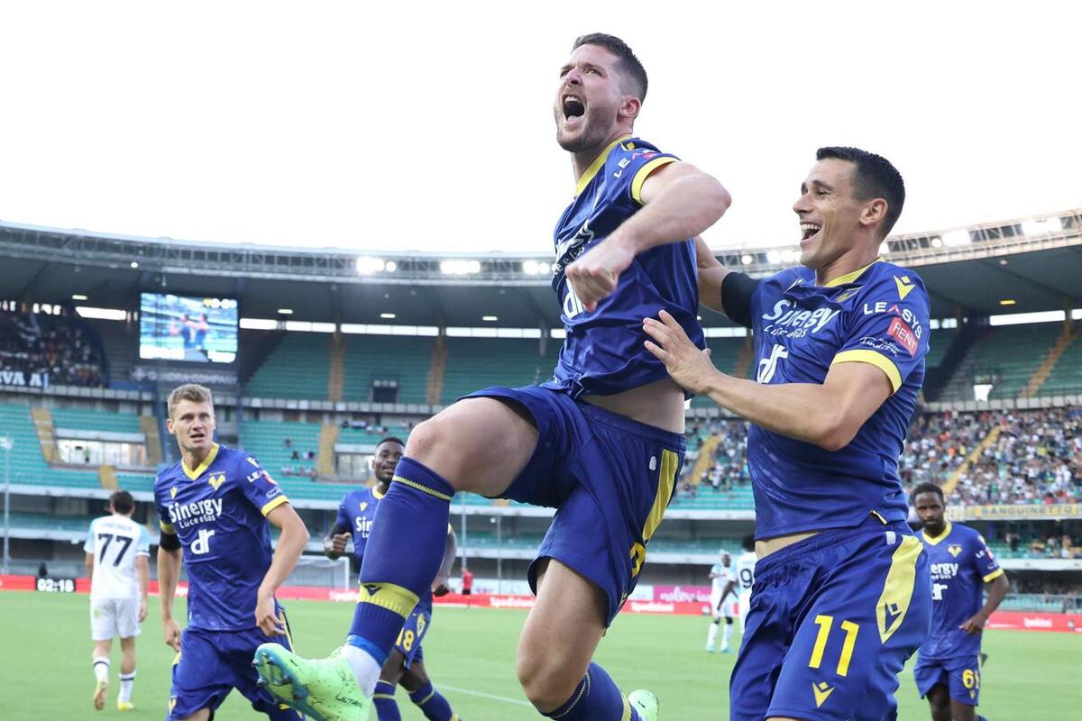 ¡Vaya blooper! Futbolista noquea a compañero de equipo en su festejo de gol (VIDEO VIRAL)