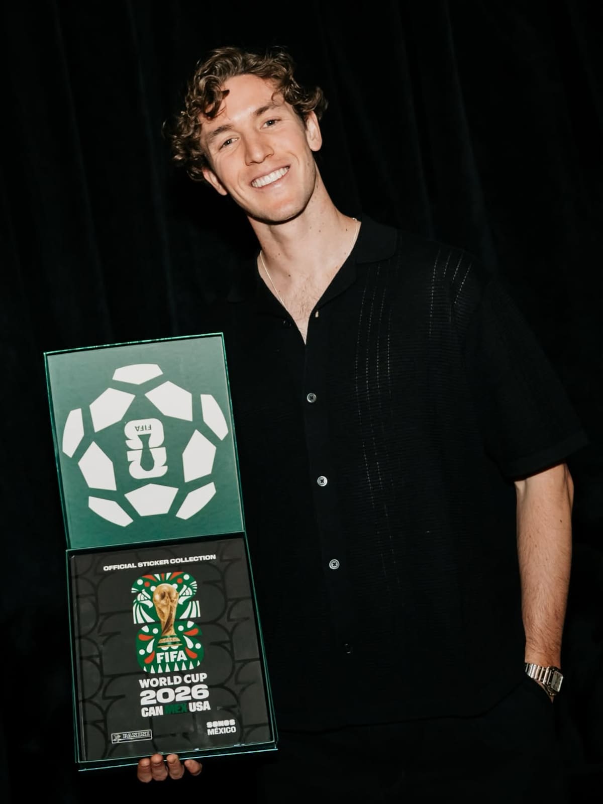 Marcel Ruiz presume uno de los 2,026 álbumes negros Panini del Mundial. (Foto: @panini_mx)