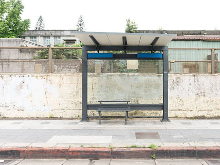 Encuentran a hombre sin vida en una parada de camiones