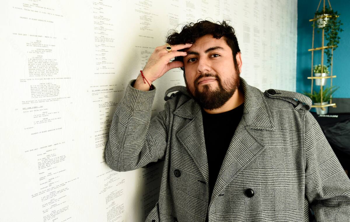 Jorge Xolalpa Jr., guionista y director de la película "Your Iron Lady", posa en su casa en Los Ángeles el jueves 28 de enero del 2021. "Your Iron Lady", inspirada en la historia de la madre de Xolalpa, una mexicana inmigrante que trabajó duro en EE.UU. para sacarlo a él y sus hermanas adelante, es considerada para una nominación al Globo de Oro a la mejor cinta en lengua extranjera. (AP Foto/Chris Pizzello)