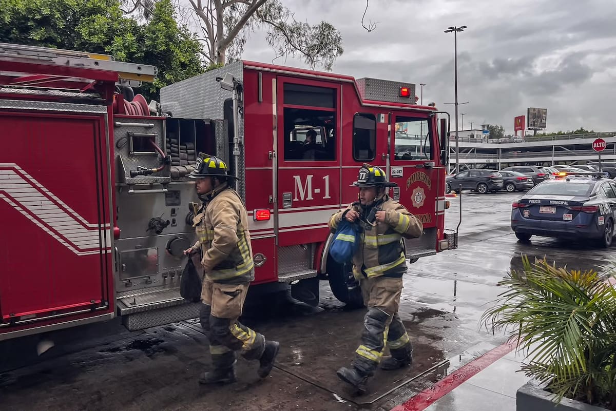Bomberos acudió a Cinépolis de Plaza Río tras un cortocircuito en una máquina de palomitas. Foto: Border Zoom