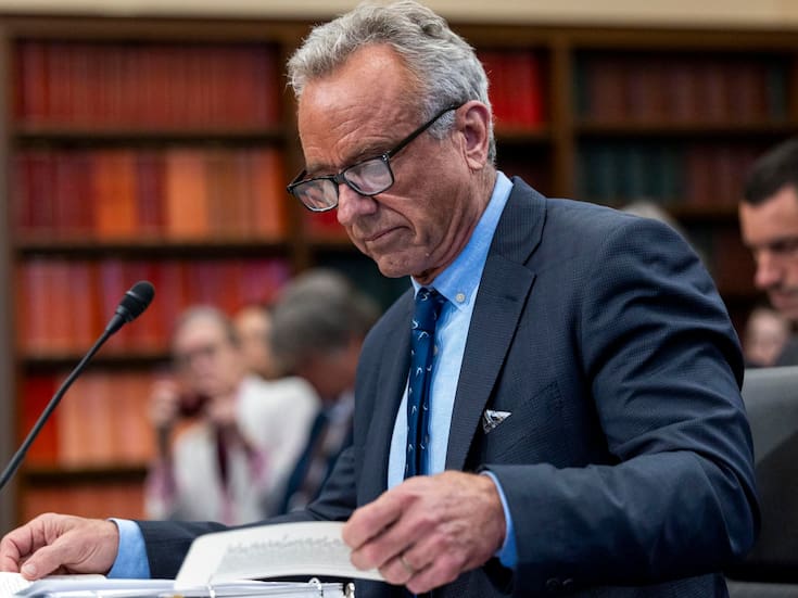 Juez frena declaración de Robert F. Kennedy Jr. contra atención a menores trans y concluye que el secretario de Salud de EEUU se excedió