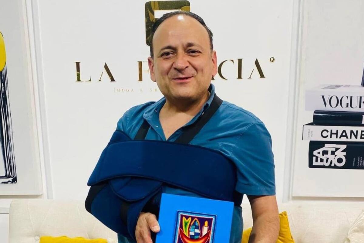 Lalo España sufre aparatoso accidente y su brazo queda inmovilizado