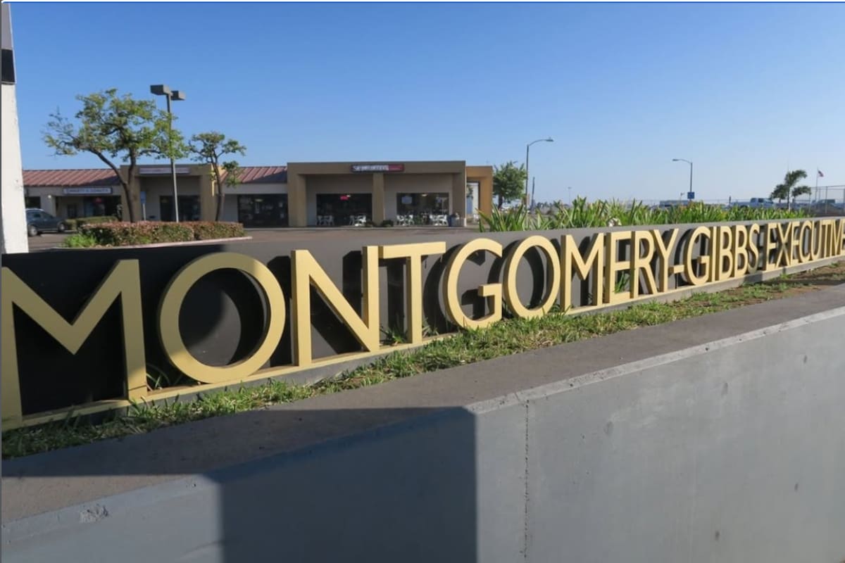 Cierre parcial en aeropuerto de San Diego tras choque mortal de avioneta