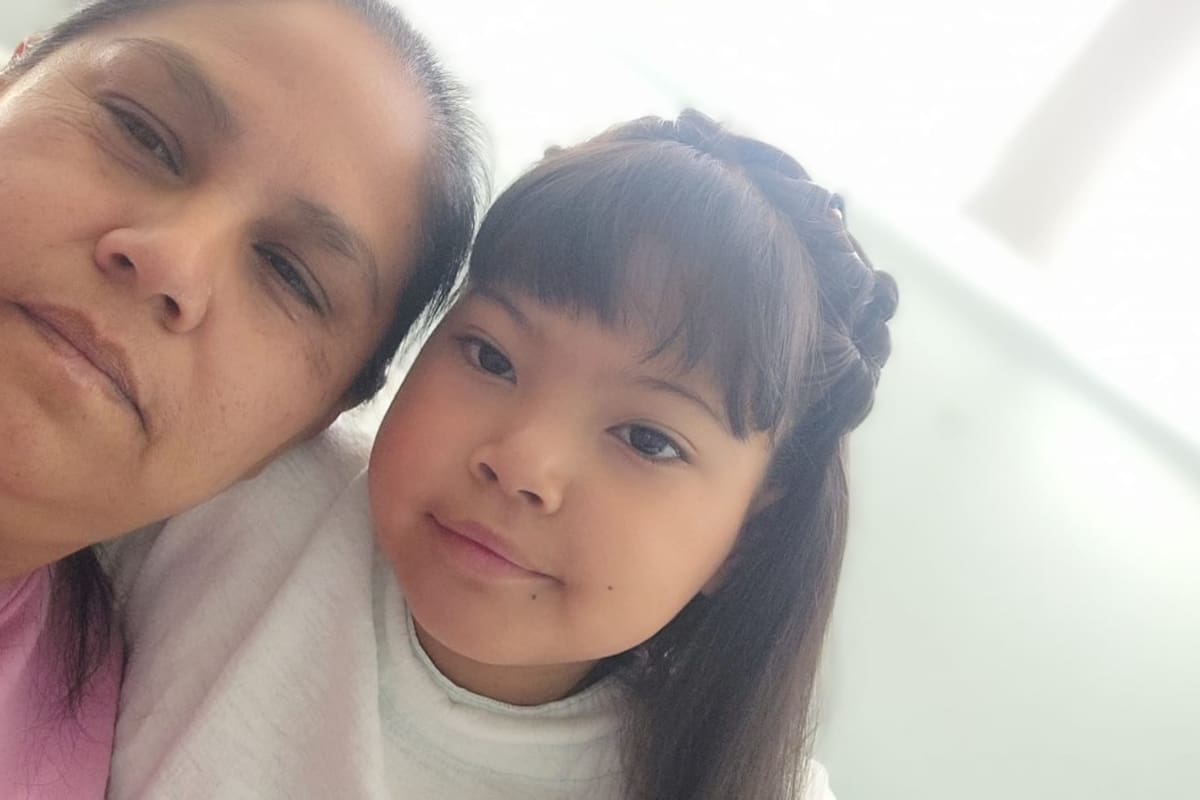 Niña de San Luis Río Colorado con hidrocefalia y espina bífida vende dulces para pagar su tratamiento en Mexicali