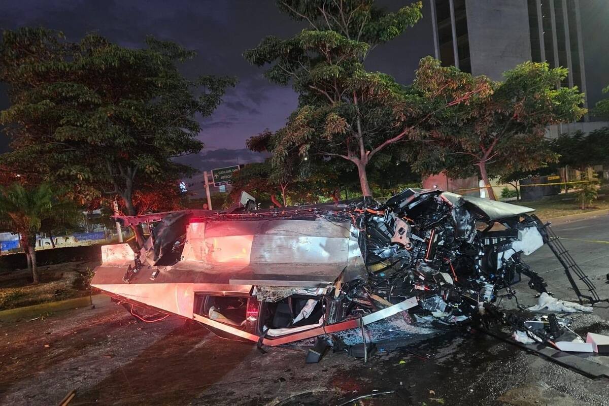 4 personas lesionadas tras volcadura de Cybertruck en Guadalajara
