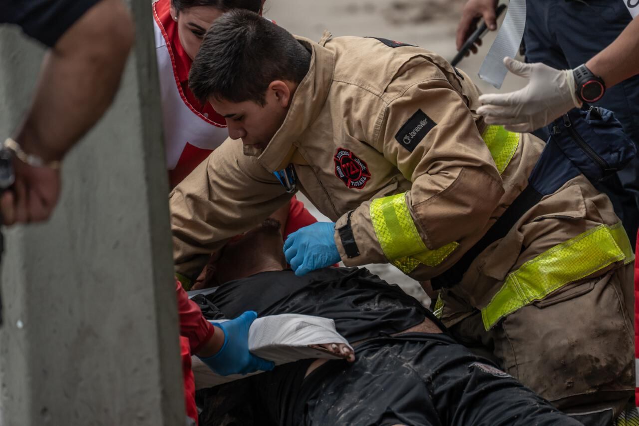 La caída ocurrió desde una altura aproximada de cinco metros y movilizó a Cruz Roja, Bomberos y Policía Municipal. Foto: Border Zoom