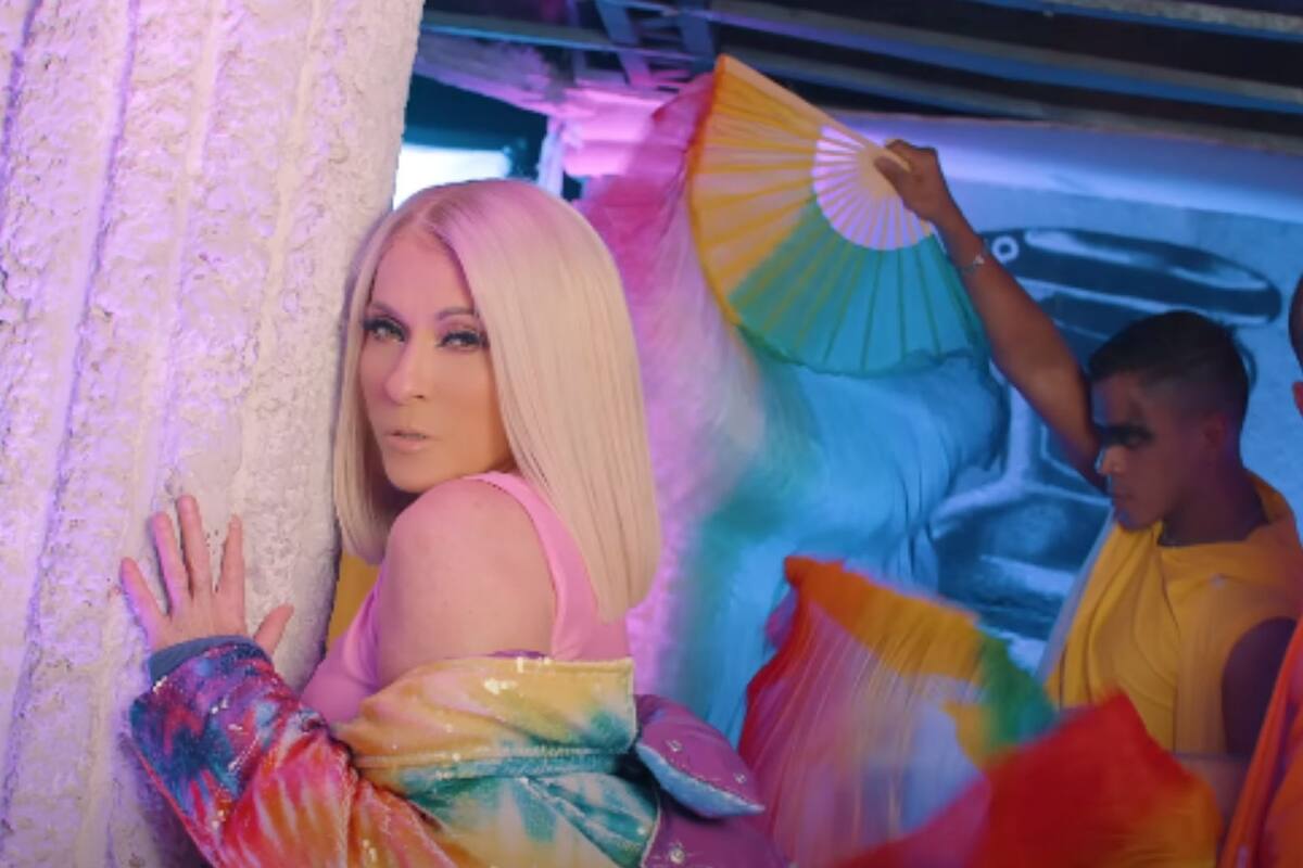 Yuri usa la bandera LGBT+ en su video y la llaman "hipócrita"