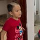 “¿Te enojaste?”: Niño se pasa la máquina por la cabeza y, ya rapado, va con su madre, quien se muestra molesta