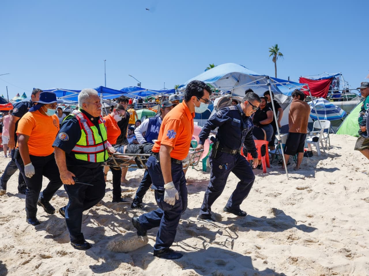 Una joven es trasladada a un hospital tras ser rescatada por un elemento de la Marina en San Felipe, cuando se encontraba en riesgo de ahogamiento. (Foto: Juan J. Morales)