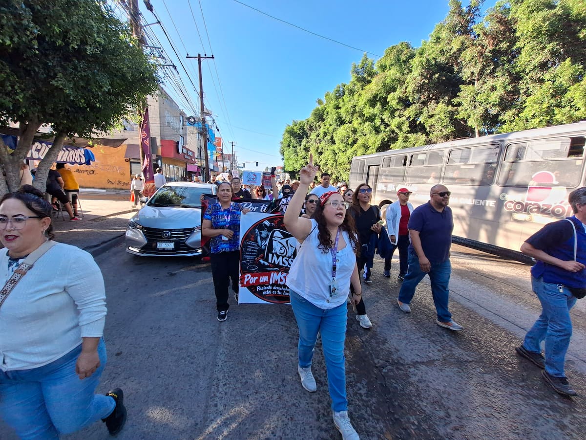 Los manifestantes marcharon de la Clínica 20 hacia la Clínica 27, con el objetivo de exigir que la delegada del instituto, Desirée Sagarnaga Durante, y el director general, Zoé Robledo Aburto, reconozcan las deficiencias acumuladas durante los últimos años. Foto: Khennia Reyes