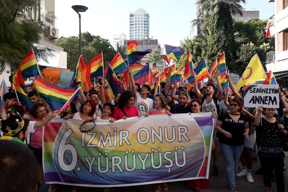 Turquía reprime marcha del Orgullo y hacen más de 50 detenciones, incluyendo a periodistas