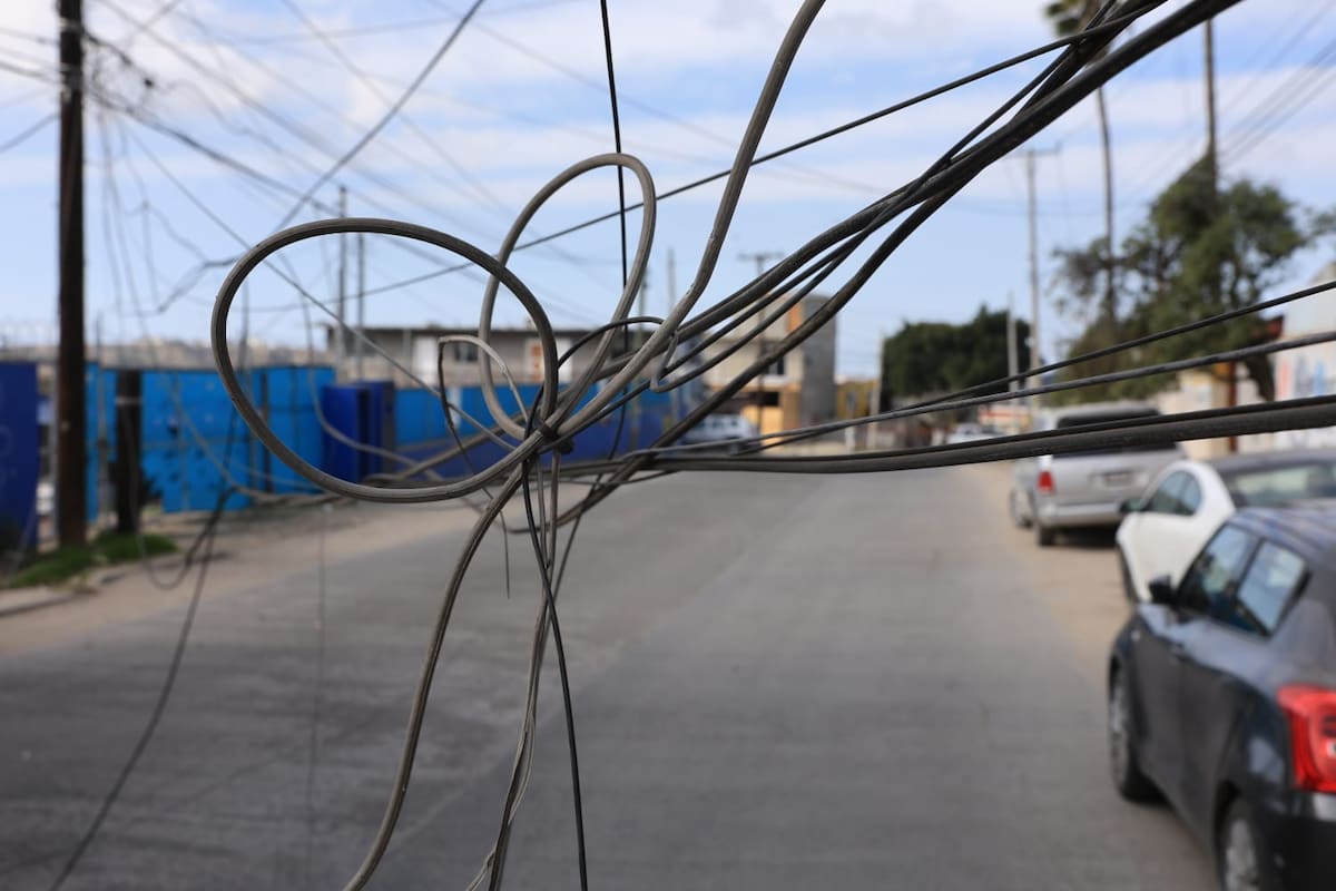 Un camión escolar terminó de bajar los cables y dos autos chocaron mientras policías cerraban la circulación. Foto: Sergio Ortiz