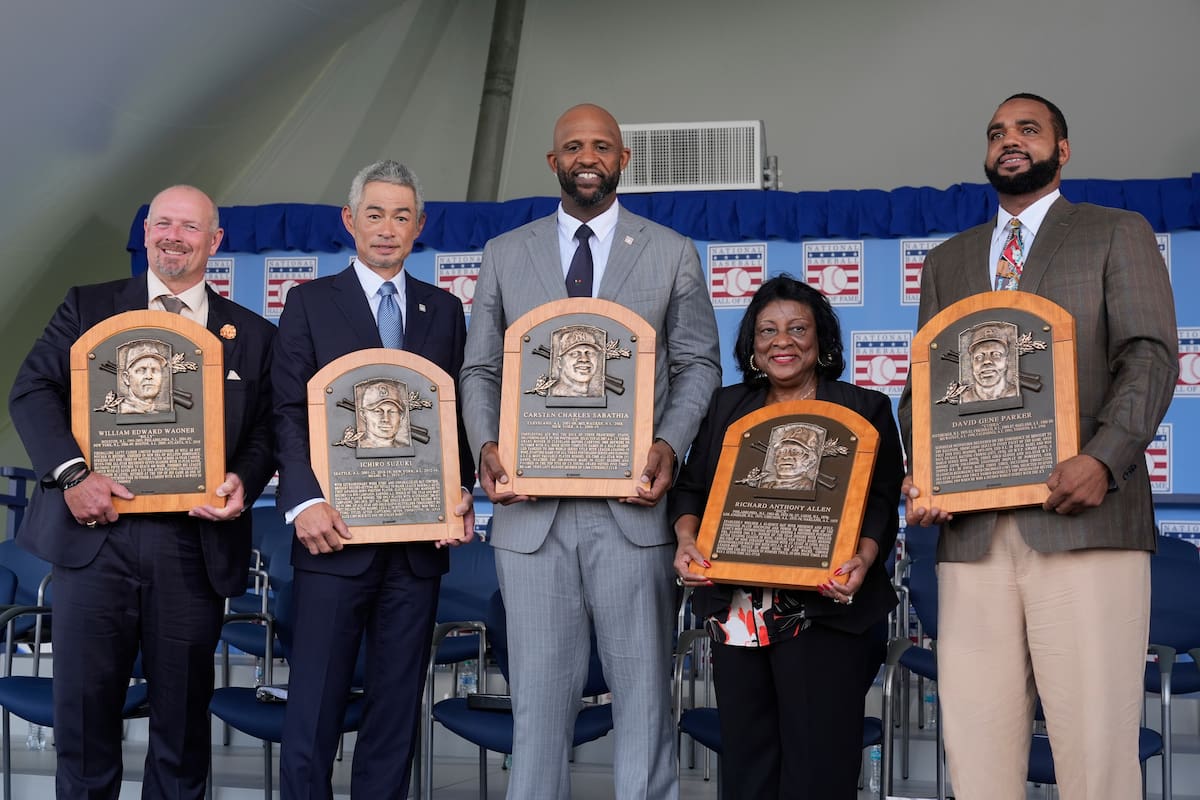 Los inducidos al Salón de la Fama, Billy Wagner, izquierda, Ichiro Suzuki, segundo desde la izquierda, y CC Sabathia, centro, posan para la foto con Willa Allen, segunda desde la derecha, viuda de Dick Allen, y Dave Parker II, derecha, hijo del inducido Dave Parker, en la ceremonia de inducción al Salón de la Fama en Cooperstown, Nuava York, el domingo 27 de julio de 2025. (AP Foto/Seth Wenig).
