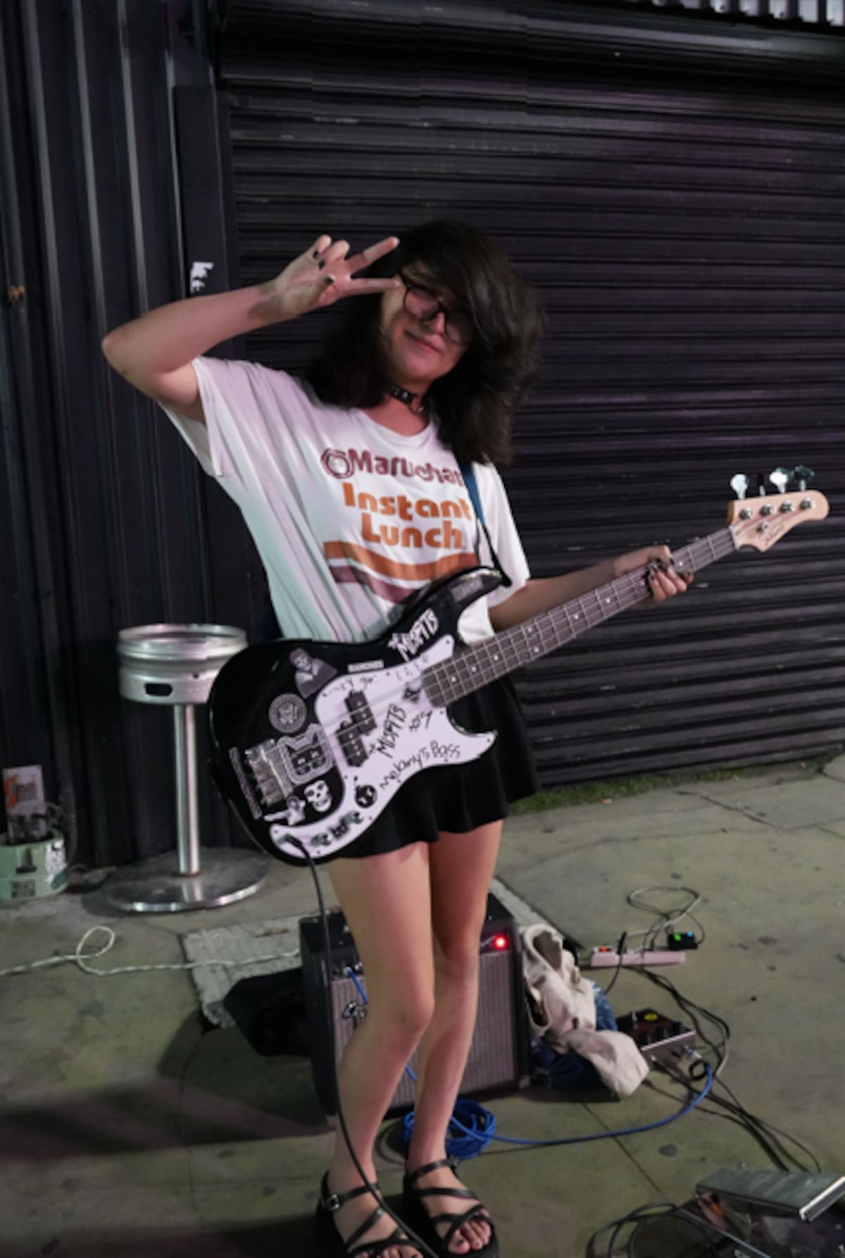 Melany, joven bajista de Tijuana, conquista la Avenida Revolución con su talento e inspira con su pasión por la música. Foto: Carlos Cruz